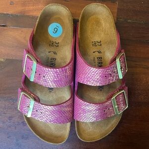 Brand NWOT Birkenstock Women’s Arizona Python Fuschia Slide Sandals Size 37